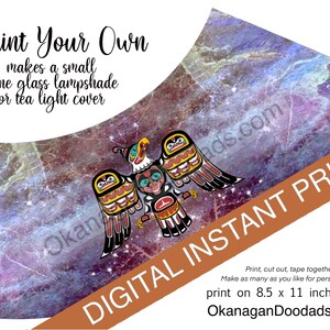 Op de afbeelding: Directe digitale print met een op Native American geïnspireerde vogelillustratie in rood, zwart en geel. De achtergrond heeft een gemarmerd effect in paars en blauw. Tekst luidt "Print Your Own" en "makes a small wine glass lampshade or tea light cover".