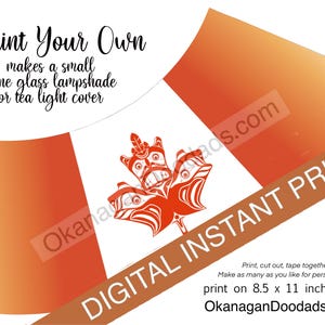 Op de afbeelding: Directe digitale print voor een wijnglas lampenkap of theelicht cover. Het ontwerp bevat een gestileerd oranje esdoornblad en de tekst "Print Your Own". De achtergrond heeft oranje en witte secties.