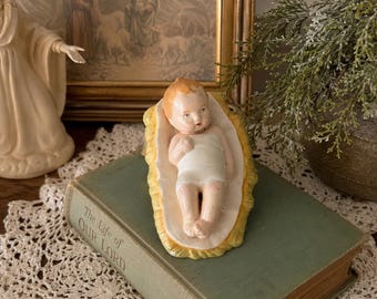 Figurka Dzieciątka Jezus w żłobie z ceramiki w stylu vintage – 15-centymetrowa figurka do szopki – ręcznie malowana dekoracja religijna na Boże Narodzenie – chrześcijaństwo z połowy XX wieku