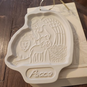 Longaberger Pottery...cookie mold...Peace...the lion and the lamb...new old stock...on original box...never used