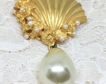 Vintage Goldtone Clamshell with Large Faux Pearl Dangle Brooch Pin