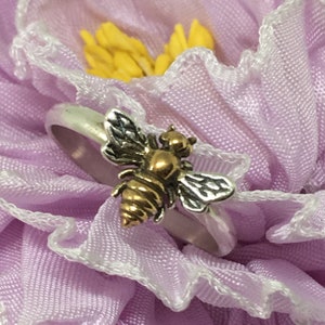 Anillo de abeja hecho a mano en EE. UU., chapado en oro de 24 kt, con abeja de miel y plata de ley.