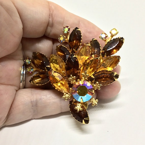 Unsigned Vintage Pale Yellow Rhinestone Floral Brooch with Glittery Rhinestone Accents