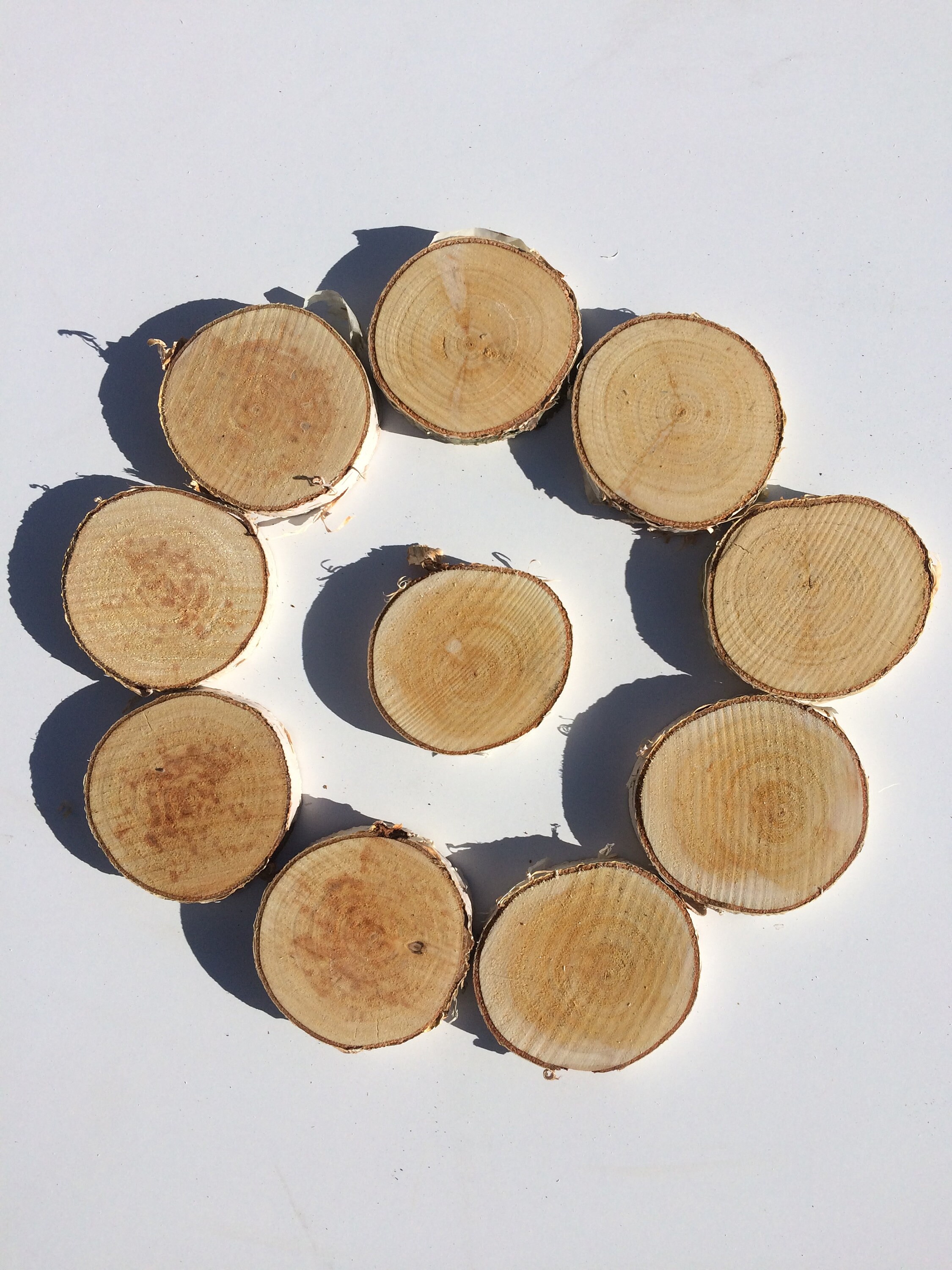 Kurtzy Onbehandeld Natuur Houten Schijven (20pak) - 10-11cm Diameter 10mm dik - Rustiek Houten Schijf met Schors & Gladde Afwerking - Kunst en Hobby, DIY, Onderzetters, Decoraties, Kerst Ornamenten