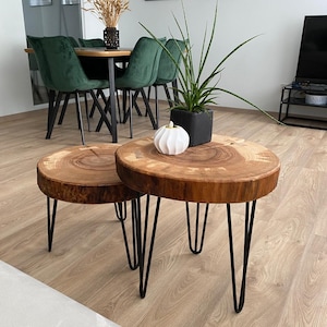 2 Couchtische aus Holz, rustikaler Couchtisch mit Holzboden, moderner Couchtisch mit Stiftbeinen