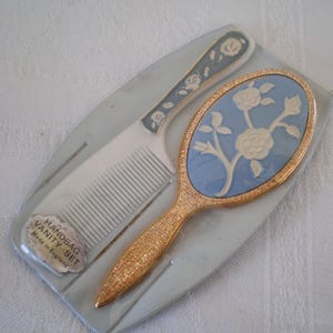 1960 年代のヴィンテージの楕円形の化粧用ハンドミラーとハンドバッグ/財布用のコーム セット。オリジナルのプラスチック プレス スタッド ケース入り。小型サイズ。キュートでキッチュなプレゼント。