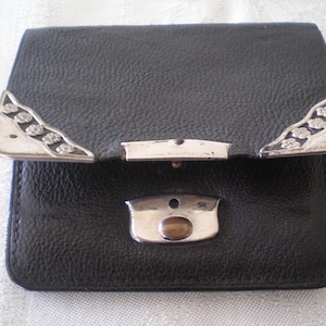 Petit porte-monnaie édouardien ancien en cuir noir - bordures décoratives et fermoir en métal blanc - 1 compartiment ouvert idéal pour les cartes - super cadeau