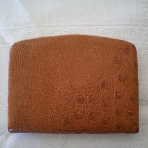1990s vintage marrón claro avestruz moneda / monedero de tarjeta - cierre de cierre de tono dorado - 2 compartimentos abiertos - tamaño limpio - lindo presente.