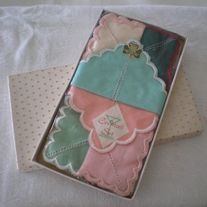 Retro 1950's/60's puro juego de cócteles de lino irlandés - seis posavasos cuadrados - colores individuales - sellados y encajonados como nuevo Vintage - súper regalo.
