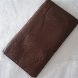 portefeuille bifold en cuir de veau brun moyen vintage des années 1970 - fabriqué en Angleterre - emplacements pour cartes et divers compartiments ouverts - pré décimal - super cadeau
