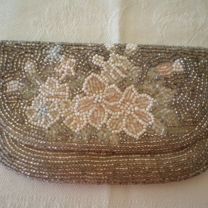 sac à main vintage des années 1960 - fermeture par boutons-pression - 2 compartiments intérieurs - taille soignée mais idéal pour les pièces de monnaie/cartes de visite/cartes de crédit - super cadeau
