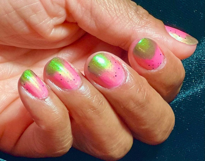 Sandía: esmalte de uñas térmico, barniz de uñas con brillo duocromo rosa verde indie, esmalte de uñas benéfico de verde esmeralda a magenta imagen 7