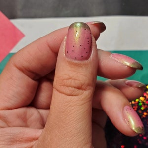 Sandía: esmalte de uñas térmico, barniz de uñas con brillo duocromo rosa verde indie, esmalte de uñas benéfico de verde esmeralda a magenta imagen 4