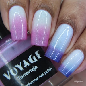 Esmalte de uñas indie Solarthermal Mood Changing [Torrevieja] cambia de color de rosa a blanco, azul y morado.