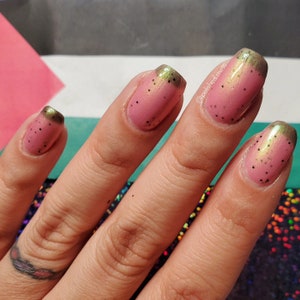 Sandía: esmalte de uñas térmico, barniz de uñas con brillo duocromo rosa verde indie, esmalte de uñas benéfico de verde esmeralda a magenta imagen 9