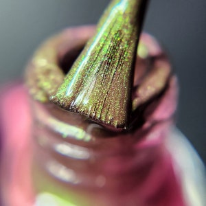 Sandía: esmalte de uñas térmico, barniz de uñas con brillo duocromo rosa verde indie, esmalte de uñas benéfico de verde esmeralda a magenta imagen 2