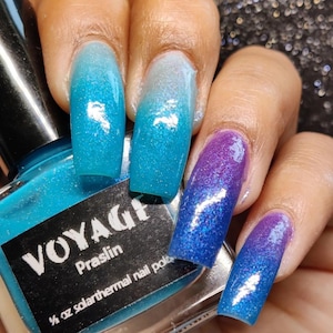 Solarfarbwechselnder Indie Nagellack [Praslin] changiert von blau-türkis über grau zu blau und lila