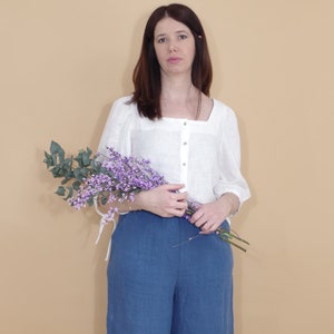 Blouse courte à col carré et manches 3/4 ballon en lin blanc biologique.  Sur mesure sur demande