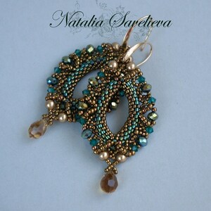 Puede incluir: Un par de pendientes de cuentas doradas y verdes con detalles de cristal en forma de l&aacute;grima. Los pendientes est&aacute;n hechos con peque&ntilde;as cuentas de semillas y presentan un dise&ntilde;o delicado e intrincado.