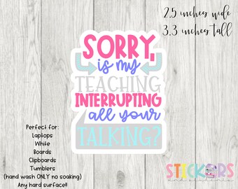 Può includere: Un adesivo rosa, blu e grigio con il testo "SORRY, is my TEACHING INTERRUPTING all your TALKING?" L'adesivo è largo 2,5 pollici e alto 3,3 pollici. È perfetto per laptop, lavagne bianche,  cartelle e bicchieri. Lavare solo a mano, non immergere. Qualsiasi superficie dura.