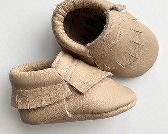 BEIGE LEATHER MOCCS, size 2 ((Ready to ship)) baby moccs, moccasins, leather moccs, baby gift