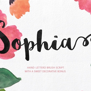 Puede incluir: Un diseño floral de acuarela con flores rosas y verdes que rodean la palabra "Sophia" en una fuente de pincel negro. El texto debajo dice "Script de pincel con letras a mano con un dulce bono decorativo."