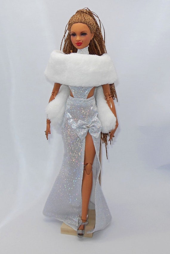 van Begraafplaats binnen Buy Silver Dress for Barbie With Boa Barbie Doll Outfit Online in India -  Etsy