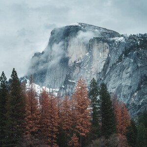 Landschapsfoto halve koepel, Yosemite Valley, humeurig, winter, berg, nationaal park, herfstkleuren, dramatisch, kunst aan de muur, grote letter
