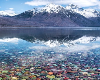 Landschaftsfotografie des Gletscher-Nationalparks, klares Wasser, bunte Flussfelsen, Spiegelung, Montana, Berglandschaft, Kunst, Großdruck