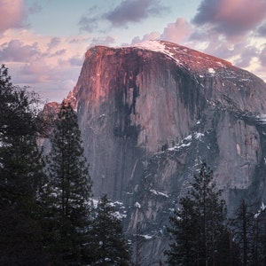 Landschapsfoto halve koepel, Yosemite Valley, roze zonsondergang, bergwand, Nationaal Park, bewolkte lucht, mooi, kunst aan de muur, grote letter
