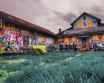 Brinnande levande fotografi, öde, ledig, graffiti, trasig, HDR, dramatisk himmel, urbant förfall, sprayfärg, väggkonst, stor stil