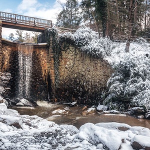 Bass Pond Wasserfall, Biltmore Plantage, Asheville, Winterlandschaft, Vanderbilt House, Natur, North Carolina, Schnee, Kunst, Großdruck, Wandkunst