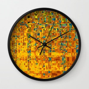 Puede incluir: Un reloj redondo con marco negro y un diseño abstracto colorido en tonos amarillos, naranjas y azules.