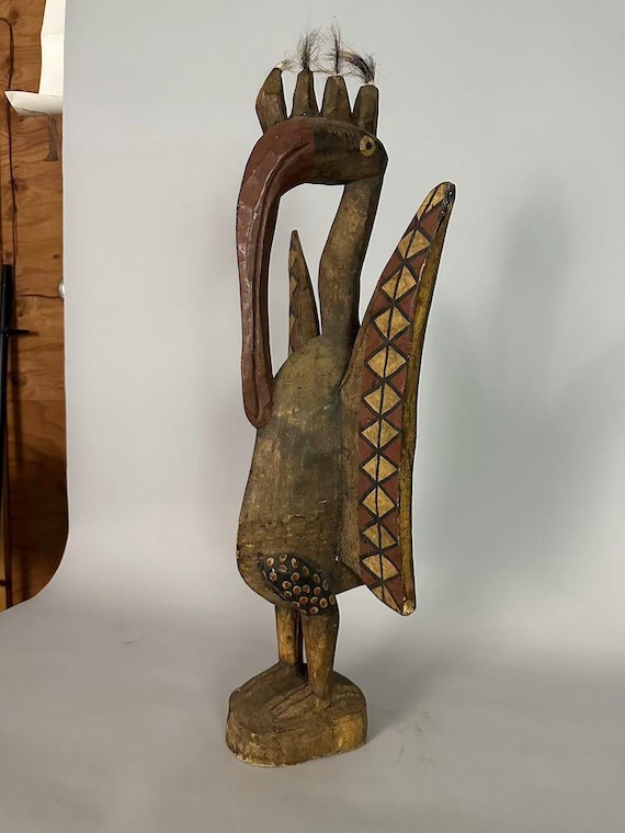 Senufo Contemporary ペイントされたサイチョウの像 | 28 インチ