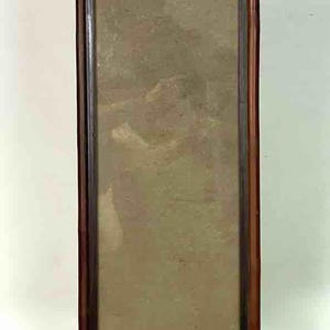 Puede incluir: Un marco rectangular de madera marrón oscuro con un interior de color claro. El marco tiene un diseño único con elementos horizontales y verticales, incluyendo un pequeño estante en la parte inferior. El marco mide aproximadamente 76 cm de alto.