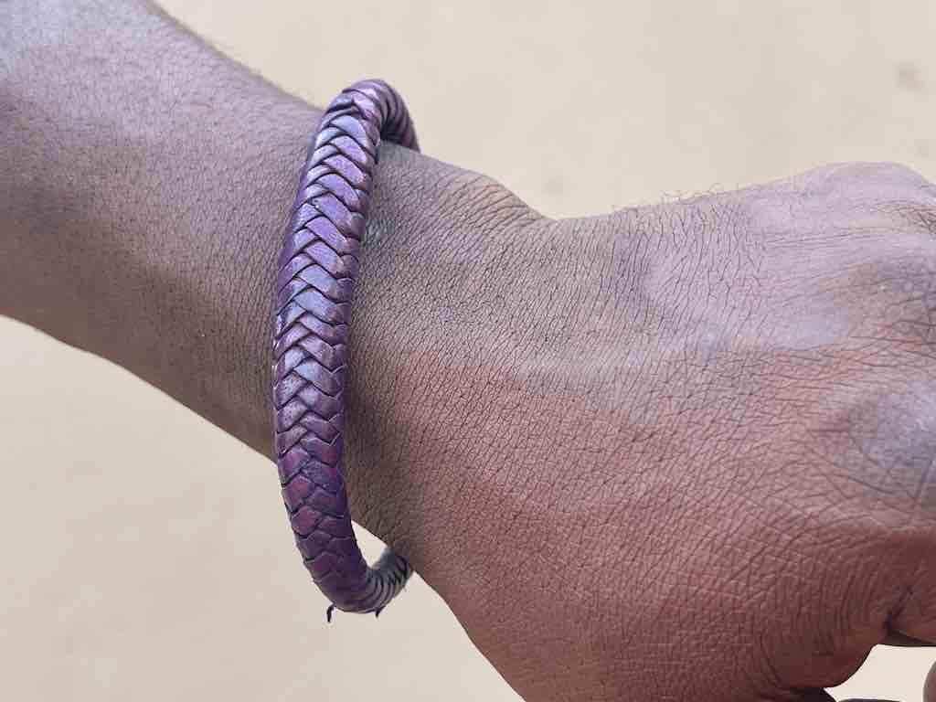 しっかりと編まれたレザーの無地ブレスレット - マリ - Etsy 日本