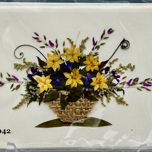 Biglietto di auguri fatto a mano con fiori veri essiccati e pressati - Composizione floreale