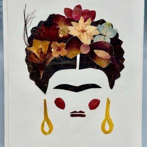 Tarjeta de felicitación hecha a mano con flores secas y prensadas - Frida Kahlo