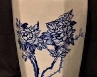Vintage sehr große weiße und blaue Porzellan-Sechseck-Form glasierte Blumenmotiv-Vase - Made in Taiwan - Selten