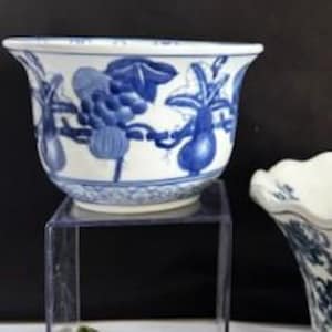 Maceta vintage Winward de cerámica azul cobalto y blanca con borde festoneado ovalado. Maceta redonda de cerámica azul cobalto y blanca con diseño de frutas. Decoración del hogar.