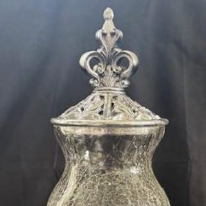 Par vintage dekorativa silvermetallväggljusstakar - krackelerad glasburk med lock, stående, utsmyckad silverfot - modern