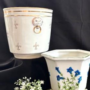 Vintage keramische plantenbak zeshoekige vorm met bloemontwerp met schotel-witgoud porselein geglazuurd cache bloempotpotten fleur de lis-woondecoratie-zeldzaam