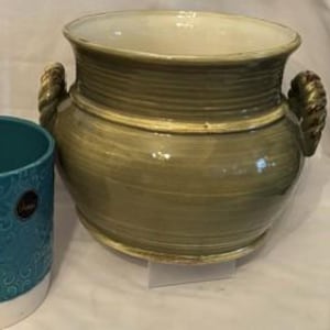 Vintage blomkruka i olika storlekar och stilar - rund olivgrön glaserad med handtag - jardinière med applicerade blommor - blågrön keramisk blomkruka - heminredning