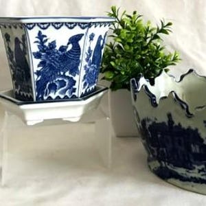 Vaso hexagonal vintage branco e azul Adrea by Sadek Cache com prato - Vaso de cerâmica oval para plantas com borda ondulada - Decoração para casa