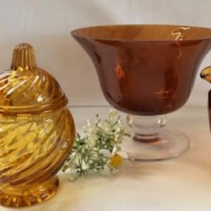Vintage FTD bloemist Amberkleurige glazen schaal met werveling op voet - Amberkleurige glazen kan - gele geribbelde honingpot met deksel - woondecoratie
