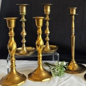 Colección de candelabros vintage MCM de latón macizo, forma redonda-decagonal, fabricados en India y China.