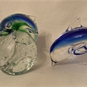 Fermacarte in vetro di Murano vintage con delfino, arte della carta, vetro sommerso Bullicante, bolle controllate e vetro d'arte di Murano italiano vintage, delfino blu