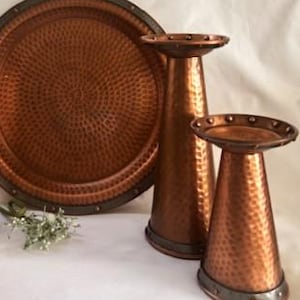 Vintage gehamerd koperen ronde serveerschaal-paar gestapelde gehamerde koperen kandelaar-metalen band met koperen klinknagel-boerderij decor-India
