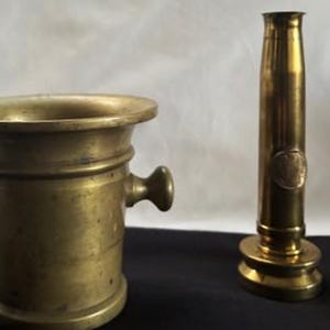 Mortero antiguo de bronce macizo - Francia, Primera Guerra Mundial, proyectil de artillería francés, arte de trinchera, jarrón/candelabro de latón con medalla francesa - Farmacéutico