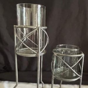 Par de portavelas de metal plateado estilo huracán vintage con inserto cilíndrico de vidrio y punta central - Decoración para el hogar